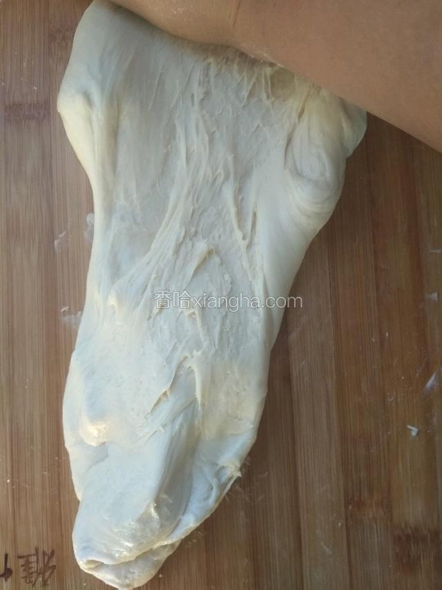 此时的面团非常粘手，而且黄油很难融合在面团里，你要用力揉搓，折叠加摔打各种方式进行揉面