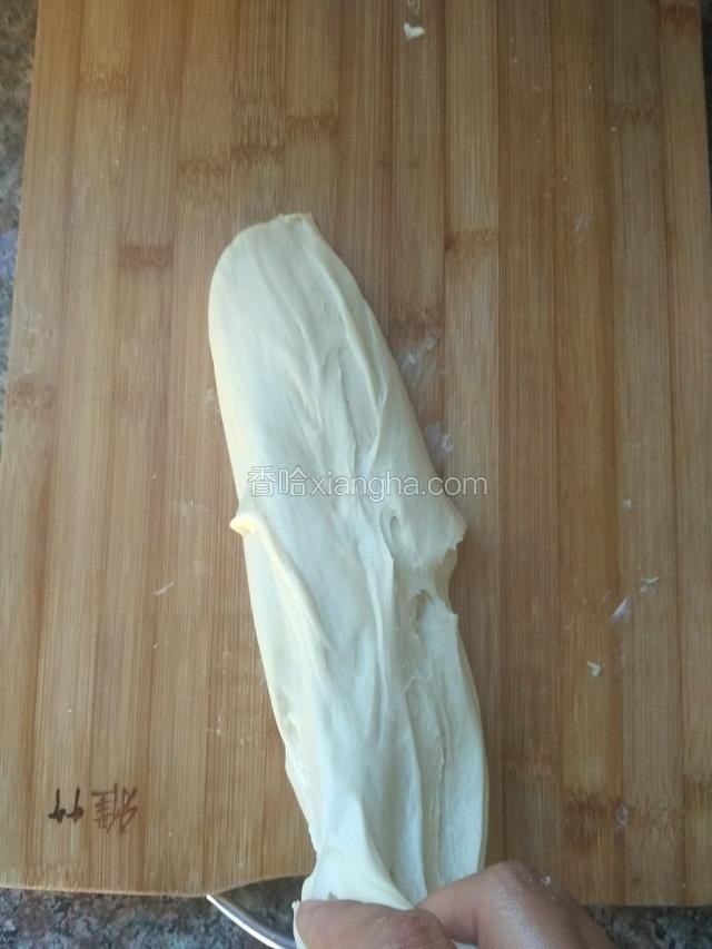 这是摔打，折叠后再摔打，再揉，如此反复操作！