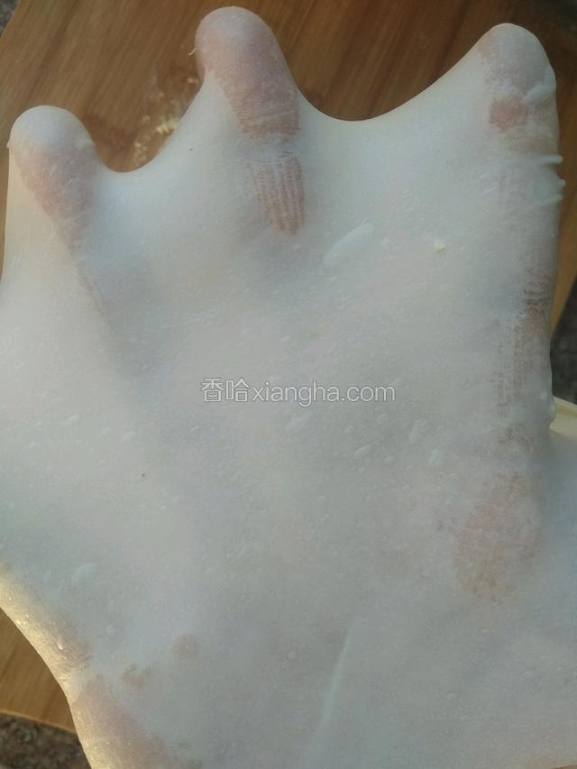 直到面团能出现薄薄的手套膜为止，这是我揉到15分钟出的薄膜！很轻松的揉出来！