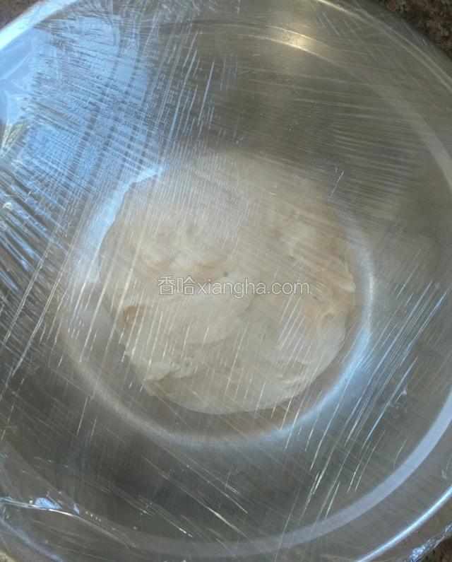 将面团搓圆，放在一个干净的盆子里，盖上保鲜膜，放在温暖处进行发酵