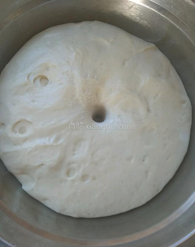 手指沾面粉在中间戳个洞不回缩，说明已经发酵好了！