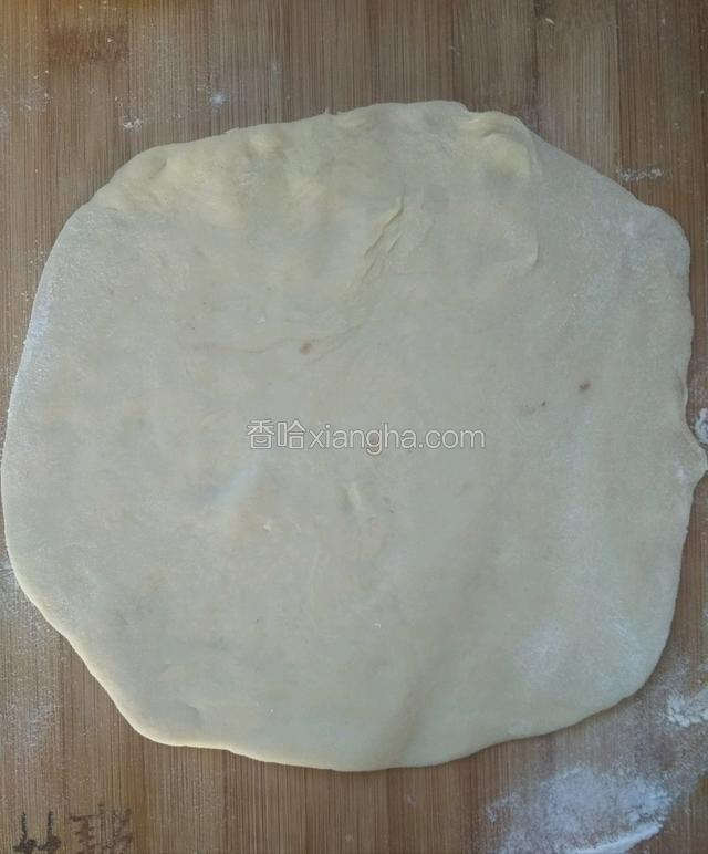 取一个面团，用擀面杖擀成方形薄片
