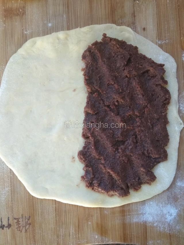 取适量豆沙馅涂抹面片的一半（边缘不要涂抹）