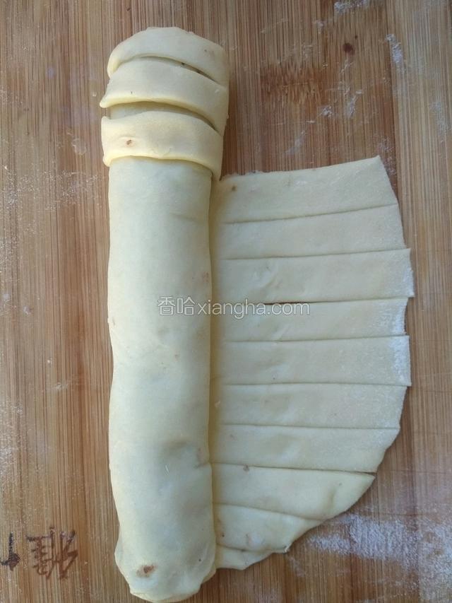 将切好的一条条牵上来