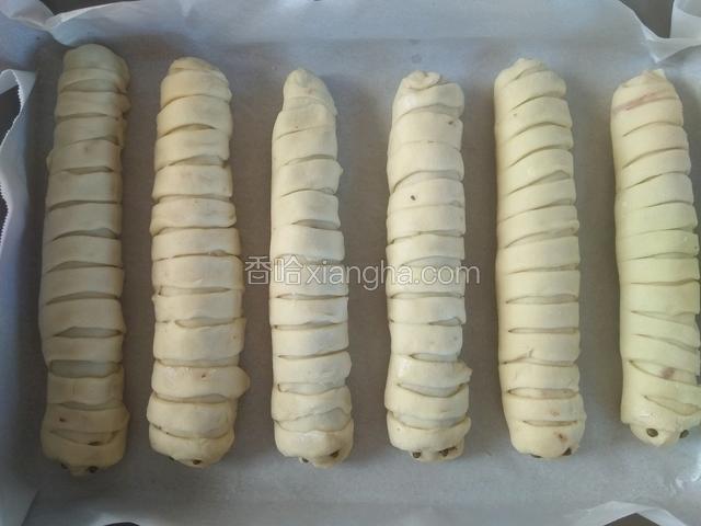 依次做好所有，放入烤盘里，每个保持点距离