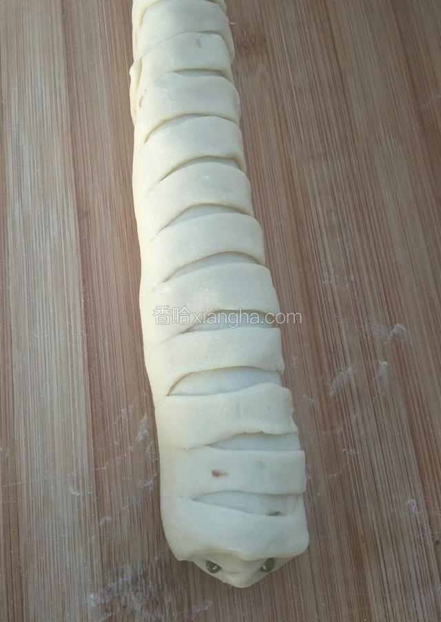 用绿豆装饰眼睛，一条毛毛虫豆沙包就做好了