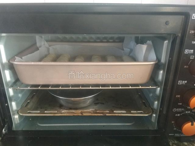 放在烤箱里进行二次发酵，（烤盘下记得放一盘热水哦！）