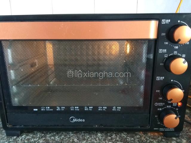 预热烤箱上下火180度10分钟