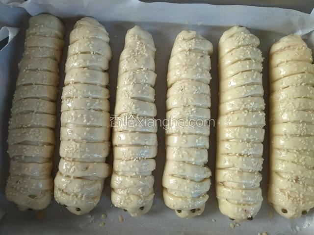 在表面先均匀地刷上一层蛋液，最后洒上适量的白芝麻即可！