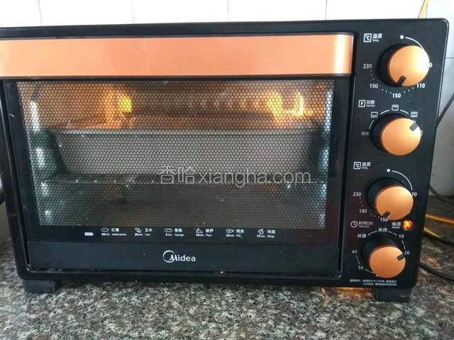 送入预热好的烤箱中上层，上下火180度烤18分钟