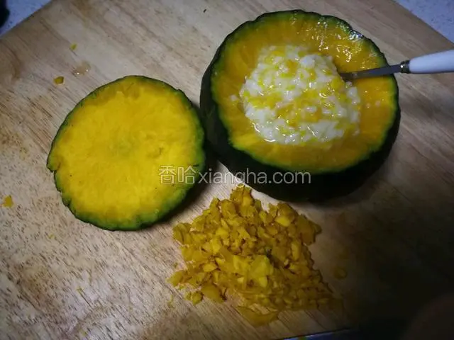 再用刀刨点南瓜，切碎，合着已经煮好的白米粥，放点白糖或者盐，由自己口味。