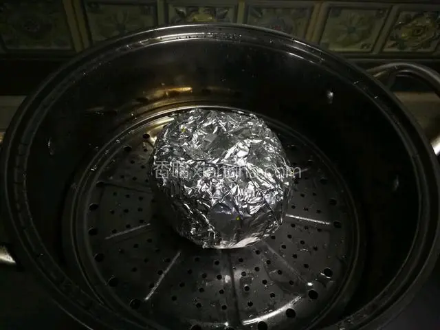 包上锡纸上锅蒸30-40分钟。