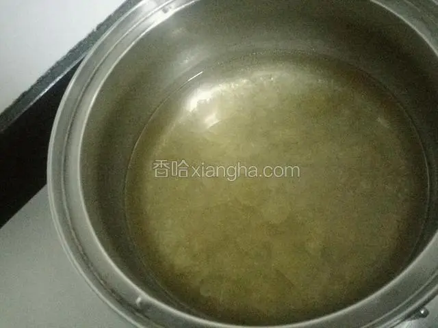 不锈钢锅里加水，冰糖，