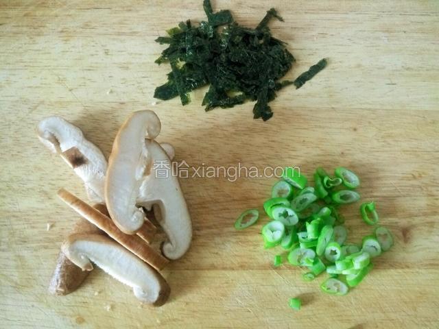 拿海苔的时候发现冰箱里还遗漏一个香菇……果断切片 和葱花和海苔一起备用