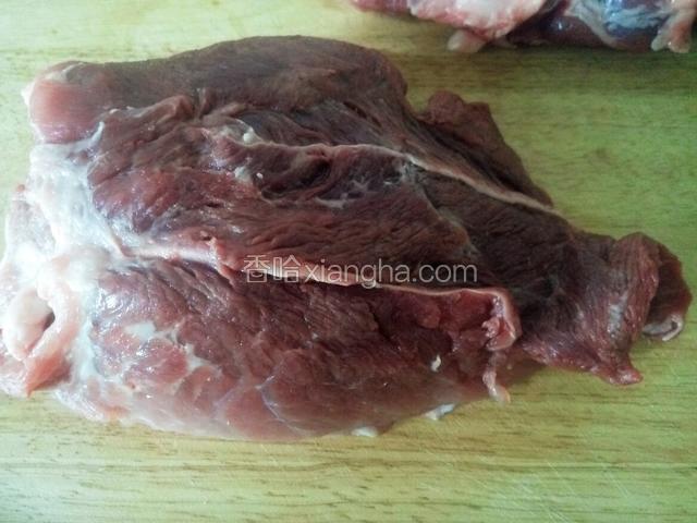 这次买的牛肉部分是上脑和眼肉 因为里面还有筋膜 所以先处理一下