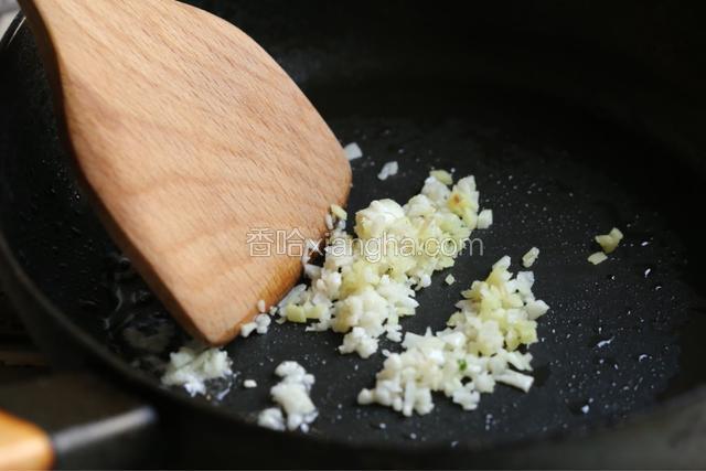 炒锅内加入适量油烧至七成热，爆香姜末、蒜末。