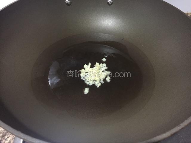 锅内热油爆香蒜。