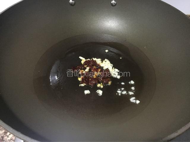 加入豆瓣酱炒出红油。