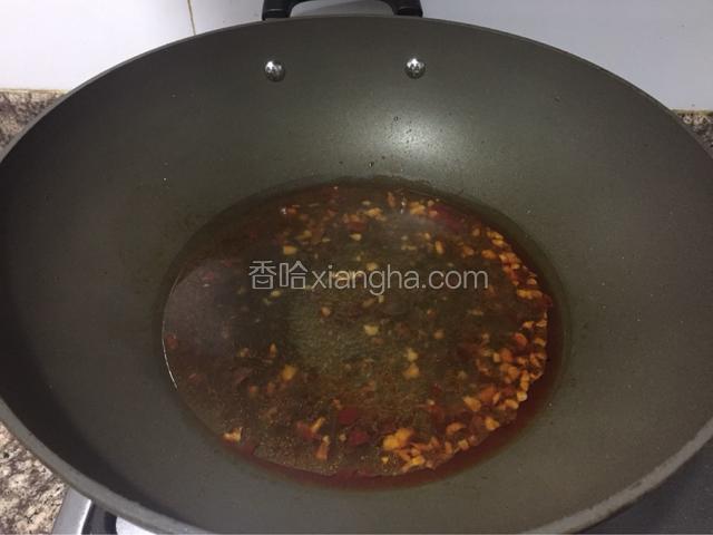 加入适量水煮开。