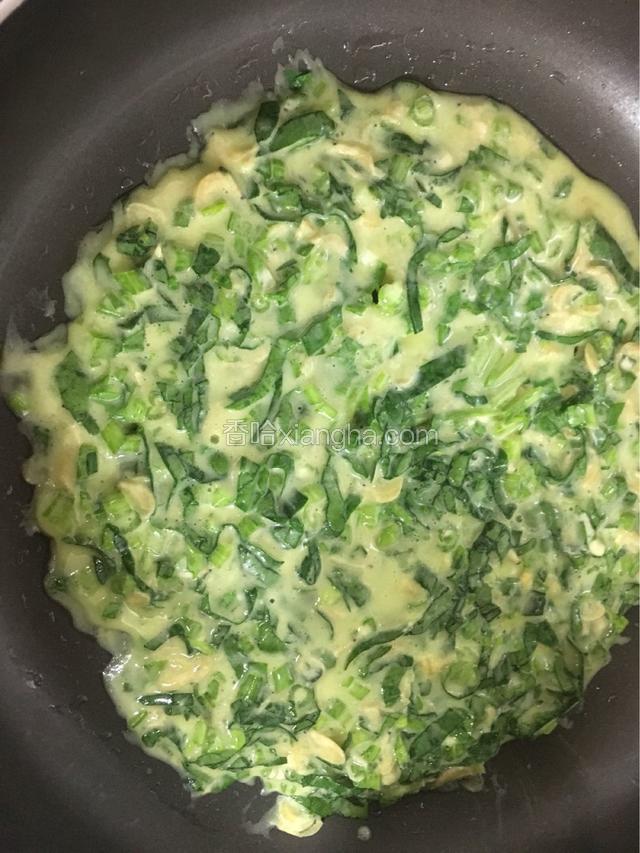 小火，倒入菠菜面糊，铺满锅底