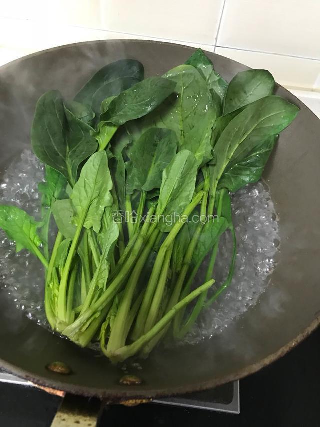 锅内烧开水，菠菜焯水