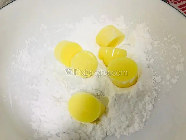 一半切成三等份，裹上一层淀粉
