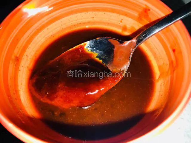 热油锅期间，把汁做好：韩式辣酱，蚝油，酱油，料酒，白糖，盐，加入适量的清水，根据自己口味调