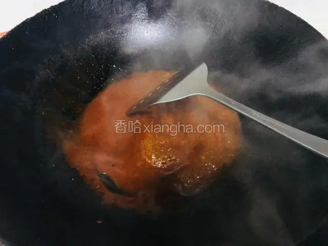 起锅把汁放入锅中熬开，慢慢变成粘稠