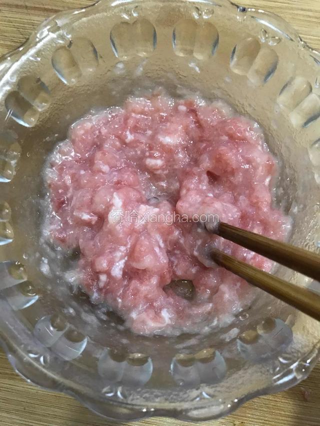 肉末搅打上劲