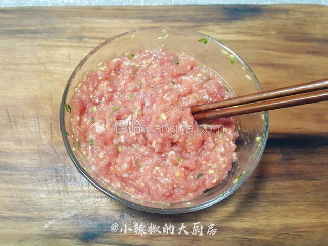 将肉与佐料顺着一个方向搅拌均匀。