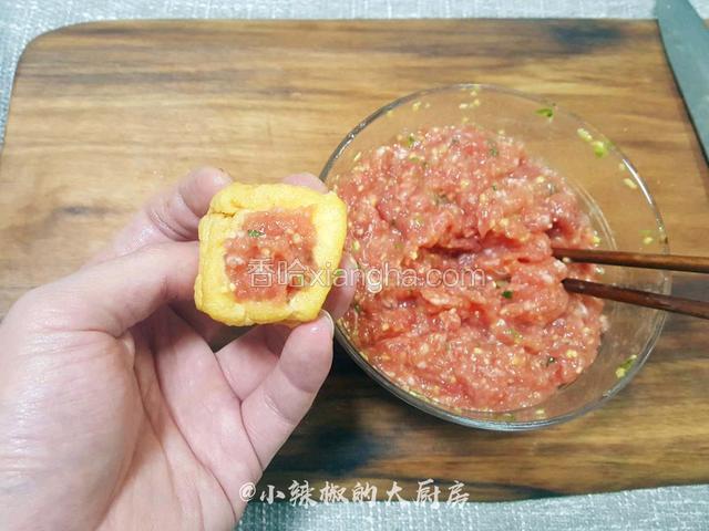 将肉陷塞入油豆腐中，注意不要塞太满，这样口感和汁水更饱满