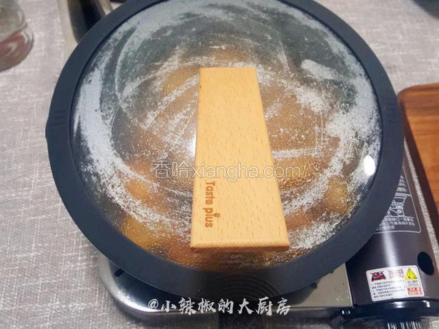 加盖中小火焖煮15-20分钟，中途需要将油豆腐翻面，以便油豆腐与肉入味。