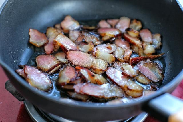 锅中放油烧热后倒入腊肉炒出香味