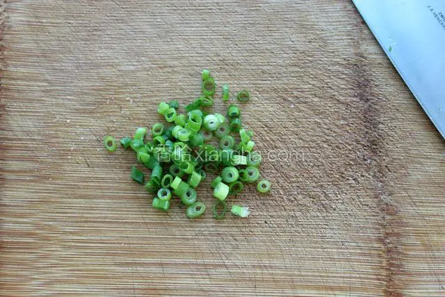小葱切葱花备用