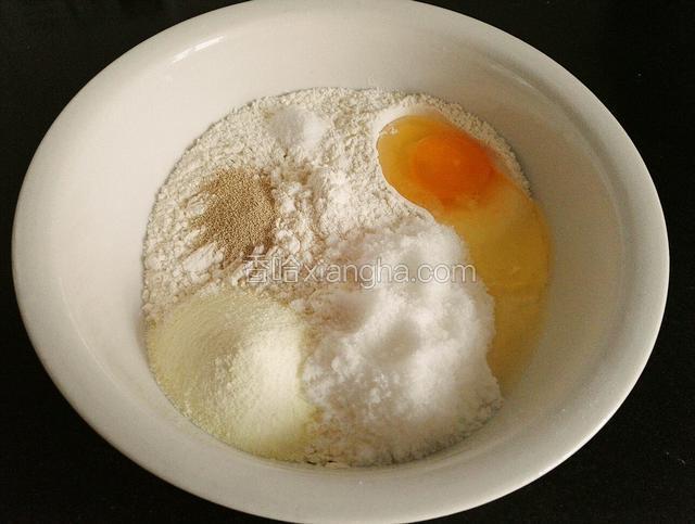 主料除黄油和牛奶所有材料放入容器