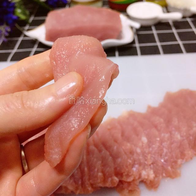 里脊肉切两厘米薄片