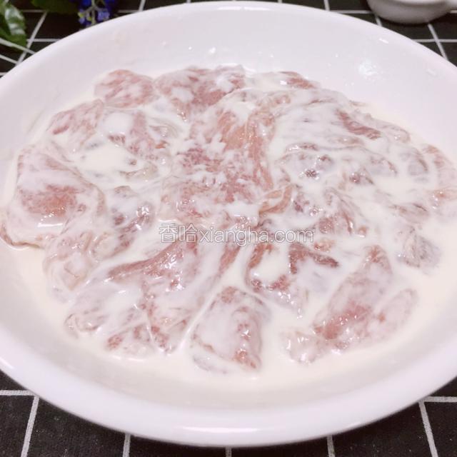 加入切好肉片抓匀