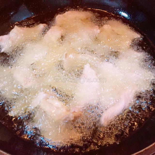 油温5成热下入肉片