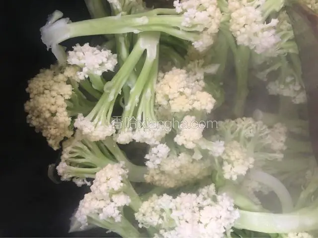 倒入花菜翻炒