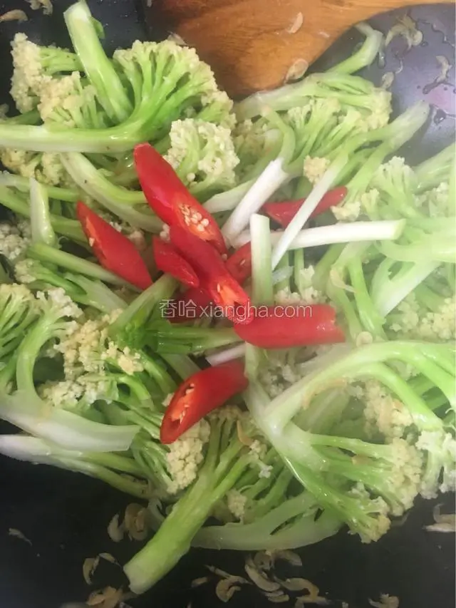 加入辣椒，葱白翻炒几下