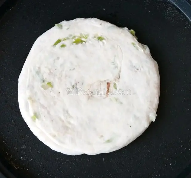 电饼铛加热刷油，放入饼坯。两三分钟后翻个。