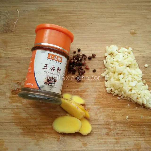 三个蒜瓣切成蒜末，姜切片，花椒粒和五香粉备用