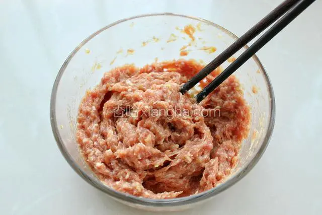 用筷子一个方向搅拌至肉馅上劲儿