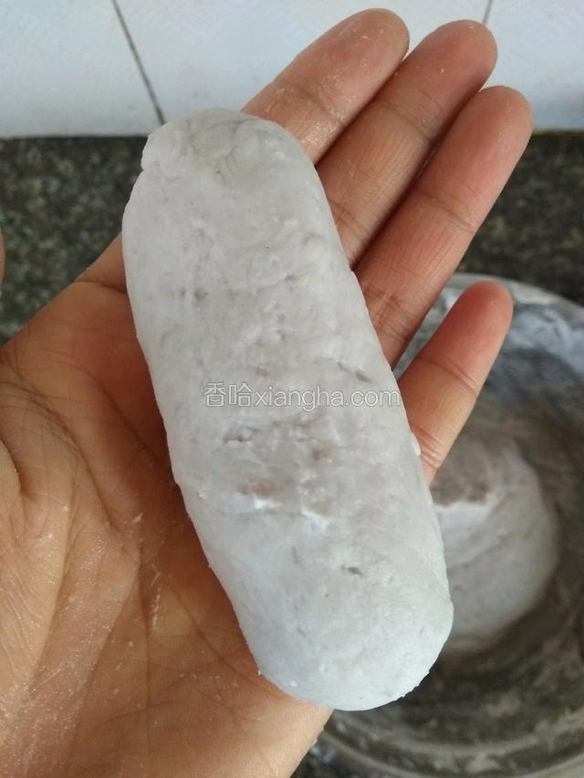 取一小块面团整理成椭圆形