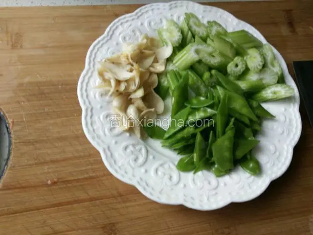 西芹洗净切片，百合洗净，荷兰豆去筋切菱形段。