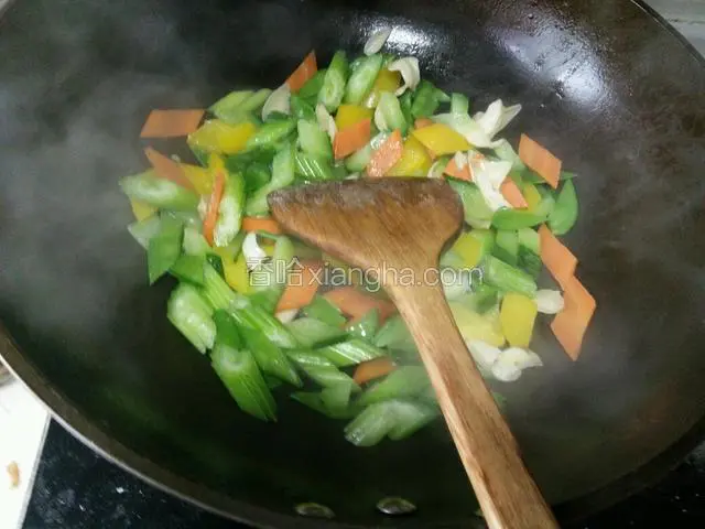 浇热油，倒入焯好的原材料，调入盐、鸡精炒匀，翻炒至熟，装盘即可。