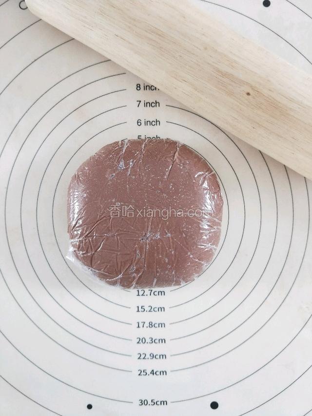 整理揉好的面团包上保鲜膜，冷冻（冬天）26分钟–30分钟。千万不要冻硬了。