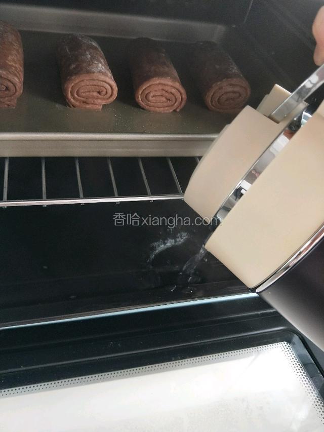 发酵方法请看食谱末尾提示……。不要通电开启烤箱功能。底部烤盘注入热水，冷却后要继续更换热水知道发酵完成。