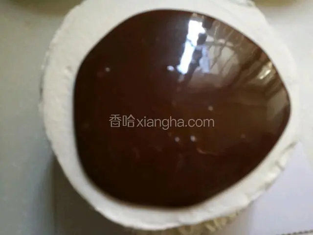 巧克力淋面从中心点倒下,可以轻轻转动蛋糕让它从四周淋下