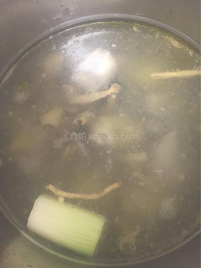 加入党参，葱段，姜片先炖1小时。今天用的是婆婆自己养的土鸡，肉比较不容易烂，所以今天要先把鸡肉炖一下